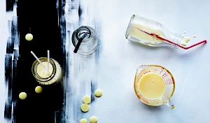 Photograph of a Milkybar Snowball Cocktail with white chocolate buttons