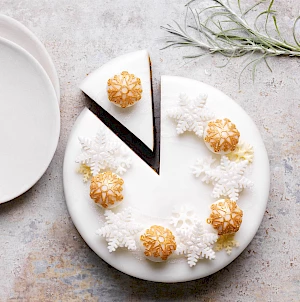 Snowflake bauble cake